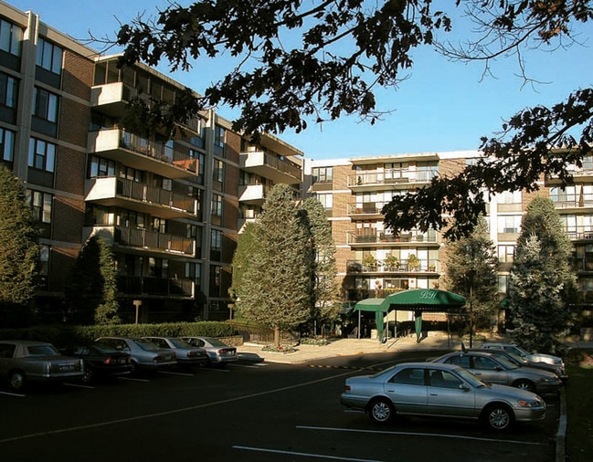 Briar House Condominium in Elkins Park, PA - Building Photo - Building Photo