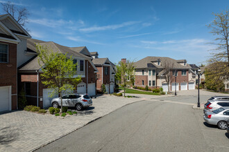 Cedar Gate at Livingston in Livingston, NJ - Foto de edificio - Building Photo