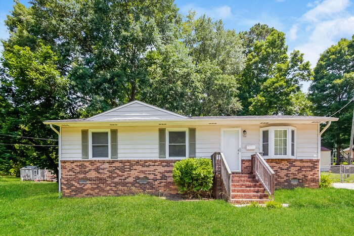 104 W Nims Ave in Mount Holly, NC - Building Photo