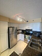19501 E Country Club Dr, Unit 9601 in Miami, FL - Building Photo - Building Photo