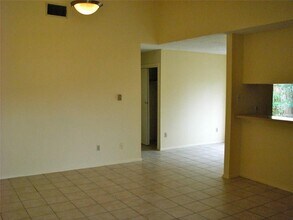 2002 Leeann Dr in Austin, TX - Foto de edificio - Building Photo