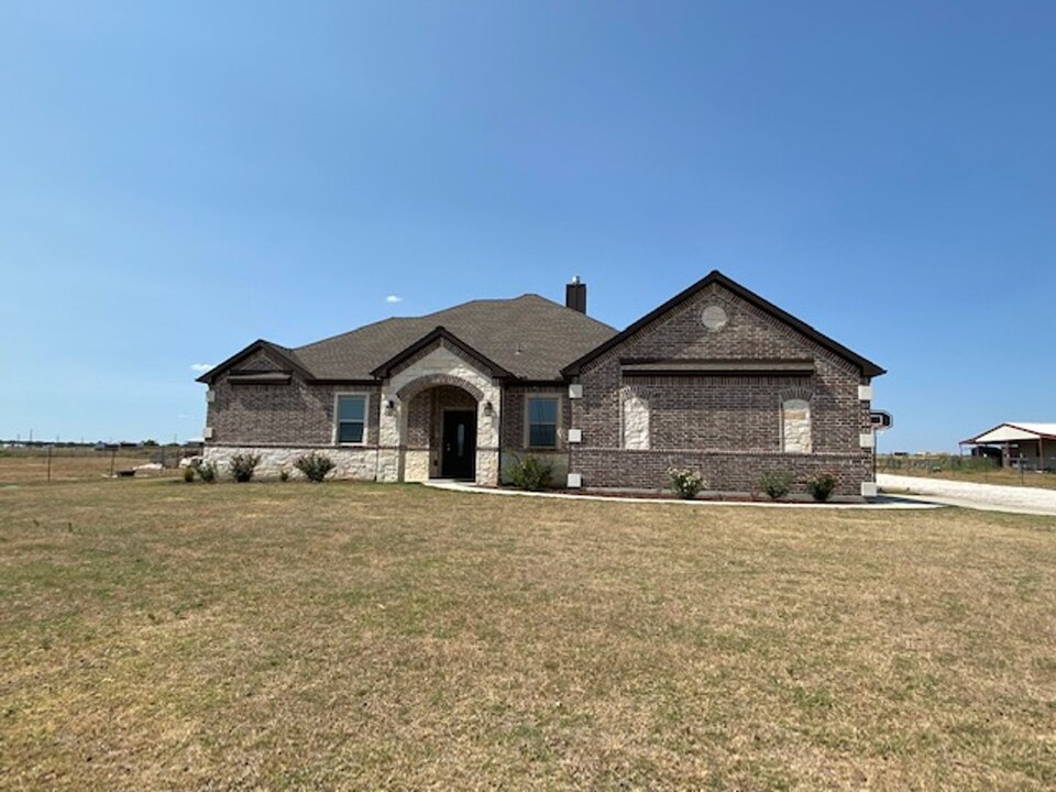 12277 Pruett Rd in Krum, TX - Building Photo