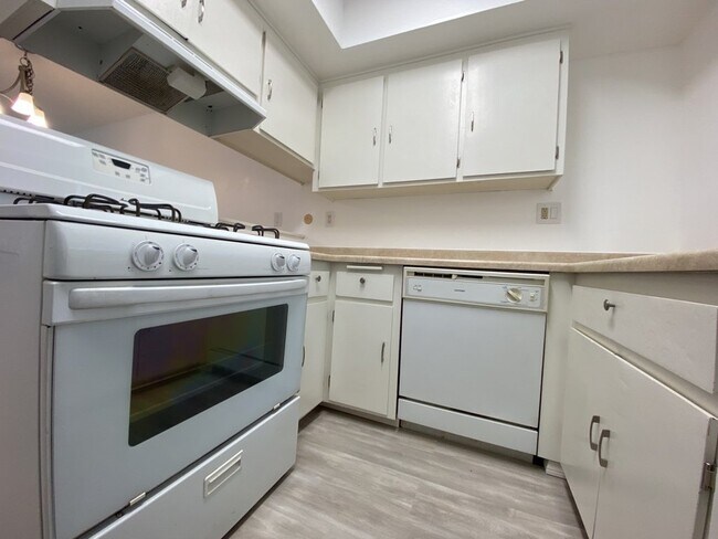 2891 Canyon Crest Dr, Unit 25 in Riverside, CA - Building Photo - Building Photo