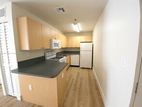 437 SW 7th St, Unit 201 in Miami, FL - Foto de edificio - Building Photo