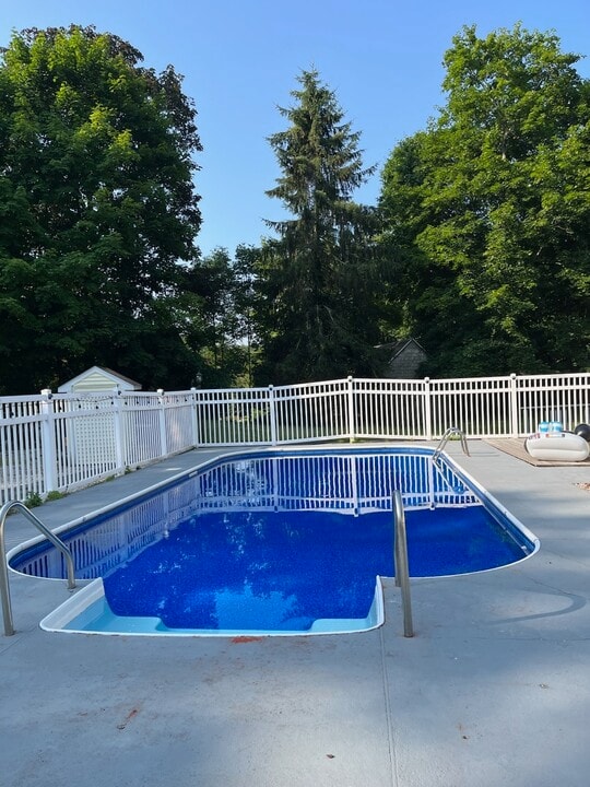 592 Long Pond Rd in Mahopac, NY - Building Photo