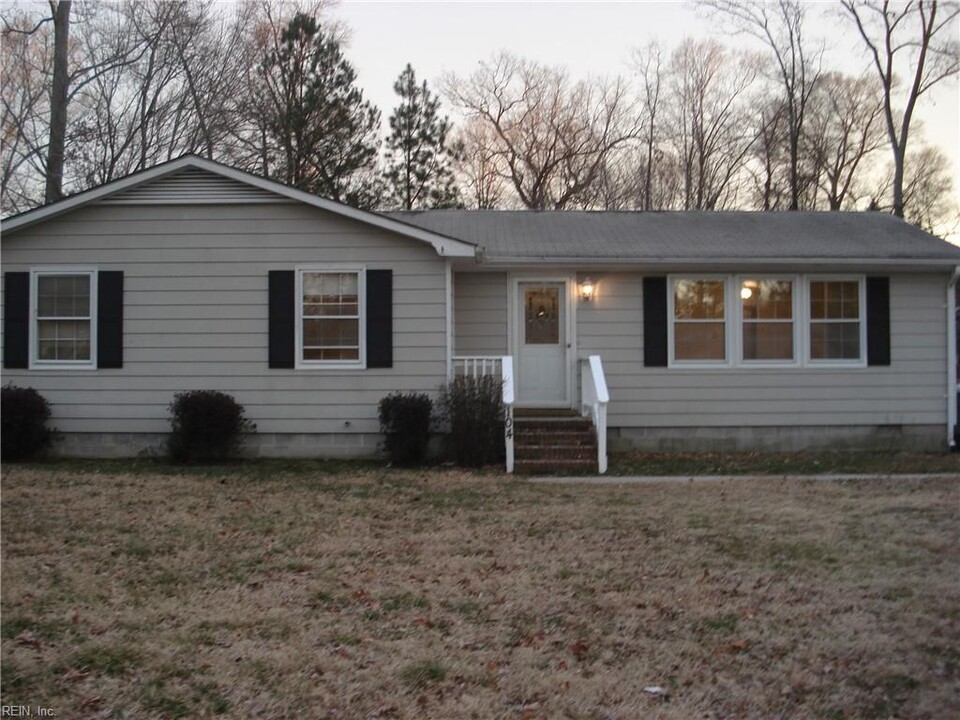 104 Cavalier Dr in Yorktown, VA - Building Photo