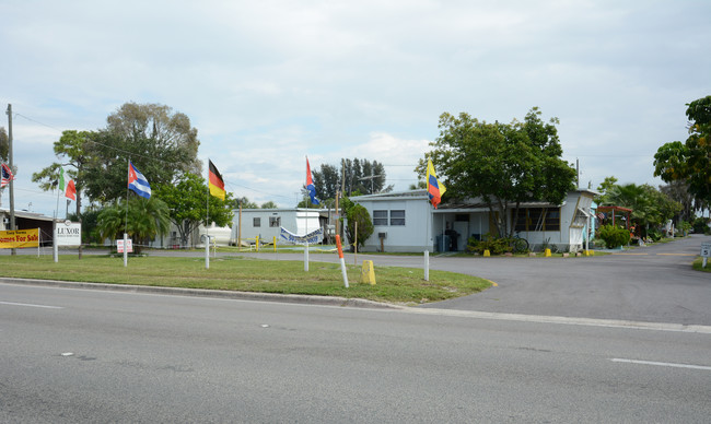 Luxor Mobile Home Park in Bradenton, FL - Foto de edificio - Building Photo