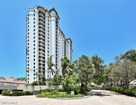 7225 Pelican Bay Blvd in Naples, FL - Building Photo