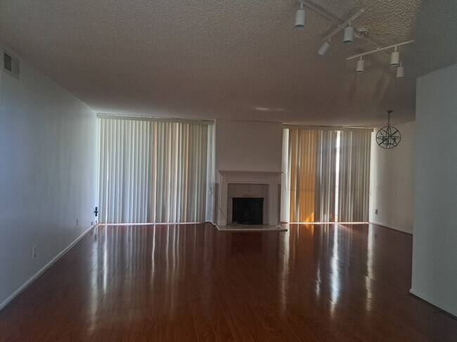 6515 Green Valley Cir, Unit 102 in Culver City, CA - Building Photo - Building Photo