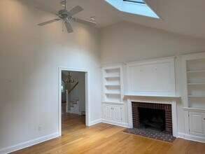 12 Mayflower Rd in Darien, CT - Building Photo - Building Photo