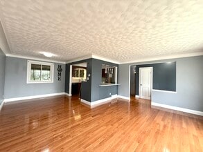 585 Mohawk Rd E in Hamilton, ON - Building Photo - Building Photo