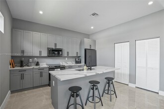 808 NW 5th Terrace in Hallandale Beach, FL - Building Photo - Building Photo