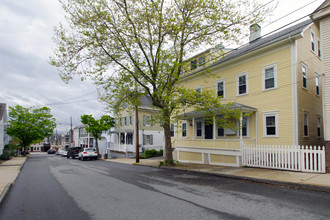 32 Dearborn St in Newport, RI - Building Photo - Building Photo