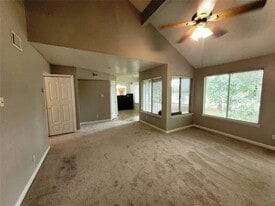 12100 Overbrook Ln, Unit Mansions at Shadowbriar in Houston, TX - Building Photo