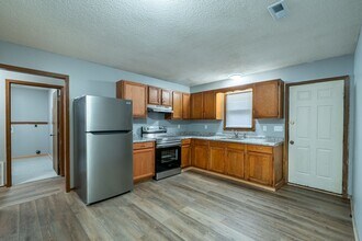 1700 SW Central Park Ave in Topeka, KS - Building Photo - Building Photo