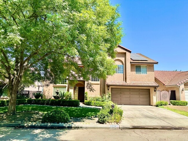 9226 N Green Meadows Ln