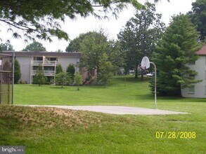 5808 Royal Ridge Dr in West Springfield, VA - Building Photo - Building Photo