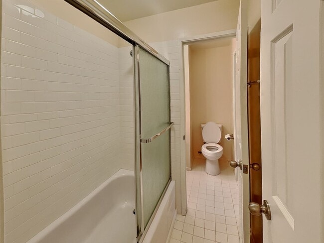 1036 Oak Grove Rd in Concord, CA - Foto de edificio - Building Photo