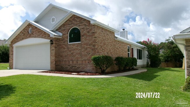 2061 Cambridge Cir in Pensacola, FL - Foto de edificio - Building Photo