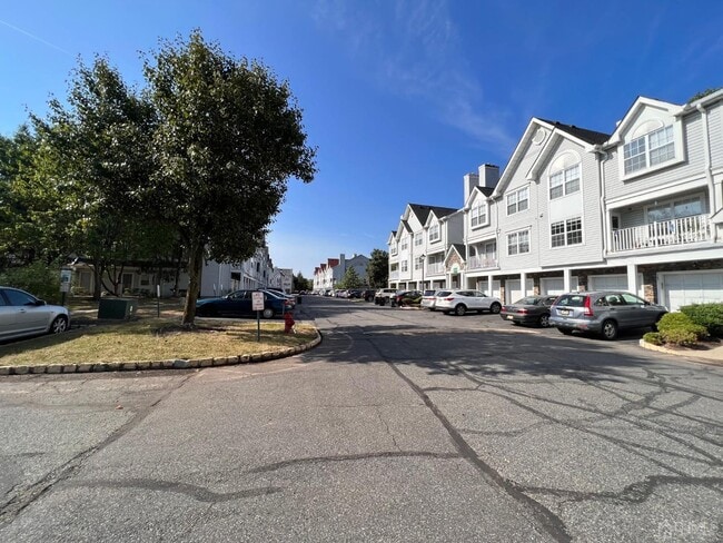 105 Prestwick Way in Edison, NJ - Building Photo - Building Photo
