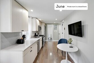 Private bedroom in 3 bed/1 bath Home in New York, NY - Building Photo - Building Photo