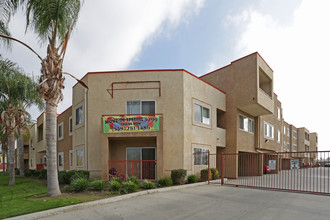 Porterville Family Apartments in Porterville, CA - Foto de edificio - Building Photo