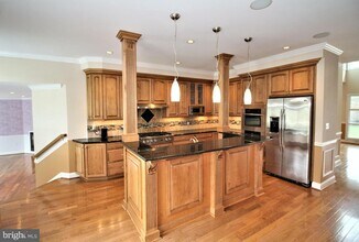 5905 Lone Oak Dr in Bethesda, MD - Building Photo - Building Photo