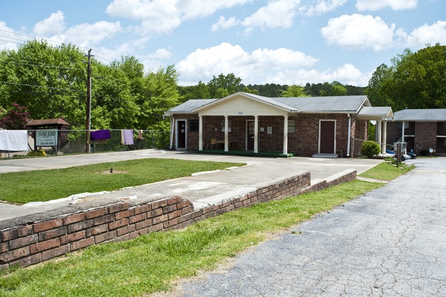 Navarro Apartments in Clarkston, GA - Foto de edificio - Building Photo