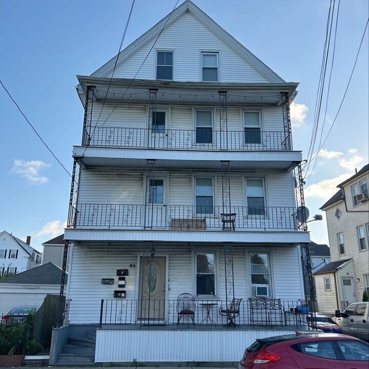 82 Crapo St in New Bedford, MA - Building Photo