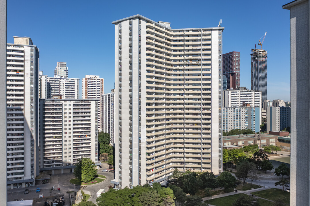 260 Wellesley St E in Toronto, ON - Building Photo