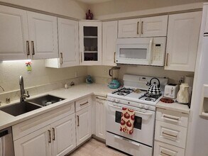 5420 Sylmar Ave, Unit 113 in Van Nuys, CA - Building Photo - Building Photo