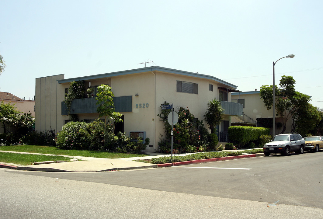 9520 National Blvd in Los Angeles, CA - Foto de edificio