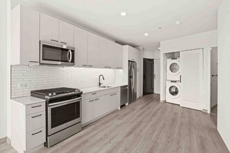 2179 N Elston Ave in Chicago, IL - Foto de edificio - Building Photo