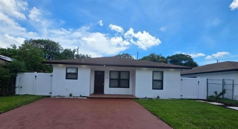 320 Sterling Ave in Delray Beach, FL - Building Photo