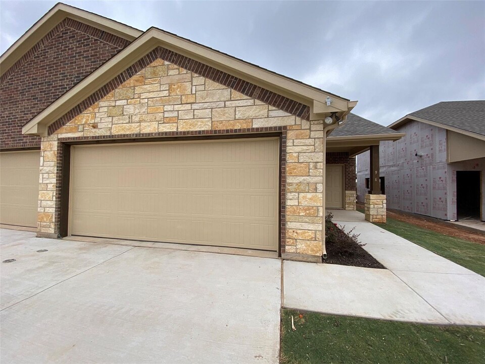 796 Rolling Terrace Cir in Granbury, TX - Building Photo