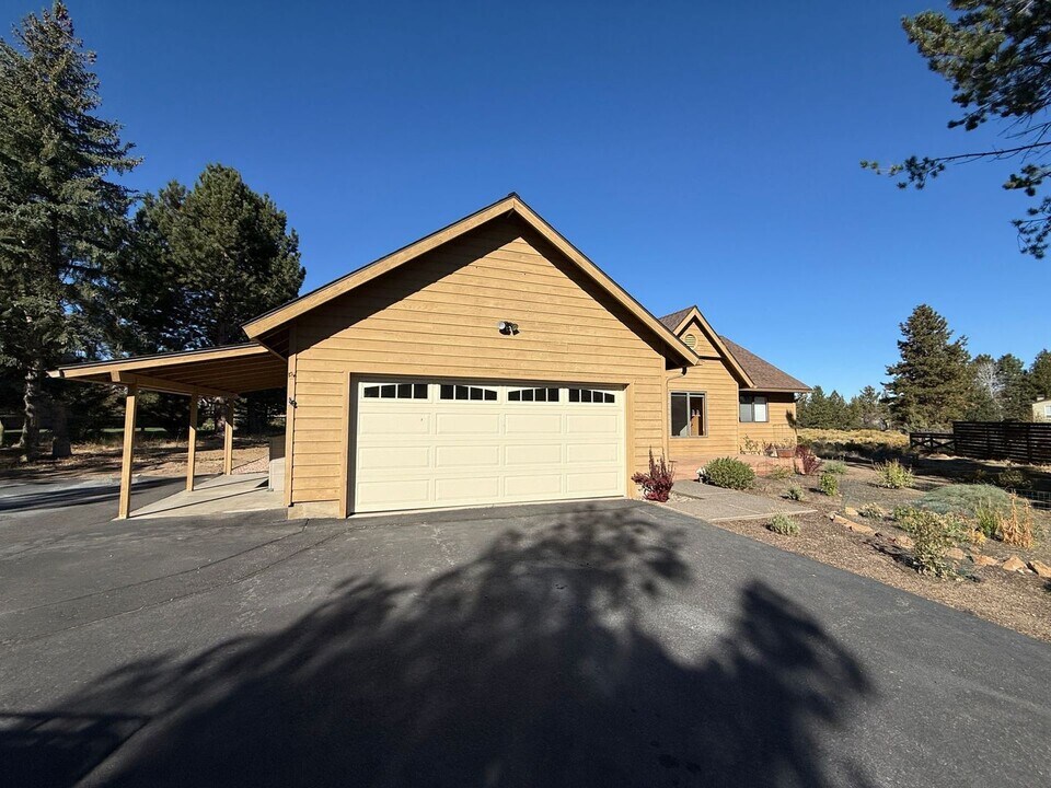 64131 Tumalo Rim Dr in Bend, OR - Building Photo