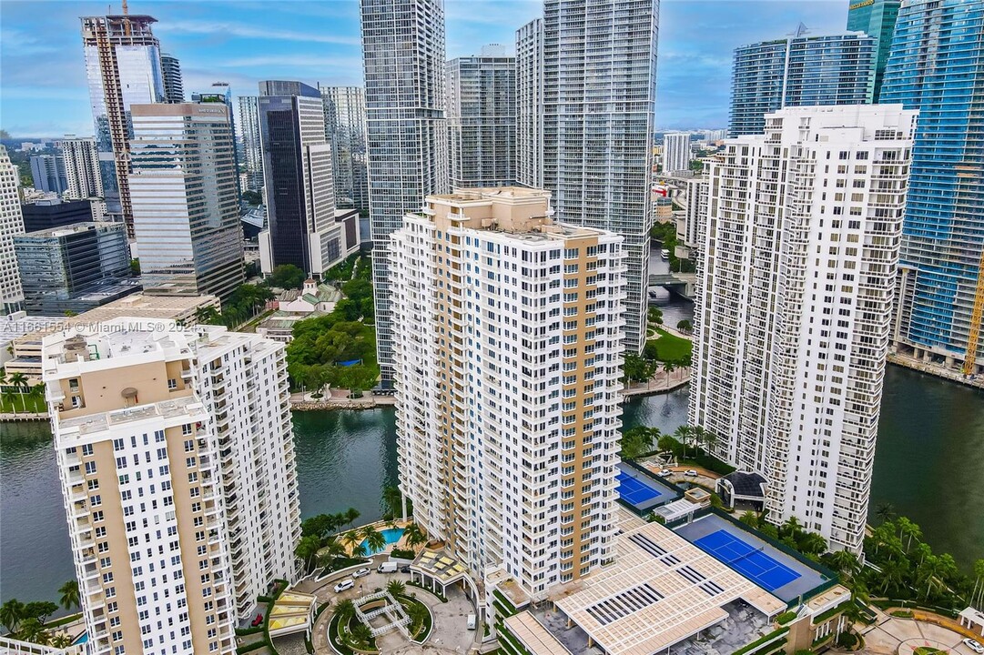 801 Brickell Key Blvd, Unit 3012 in Miami, FL - Foto de edificio