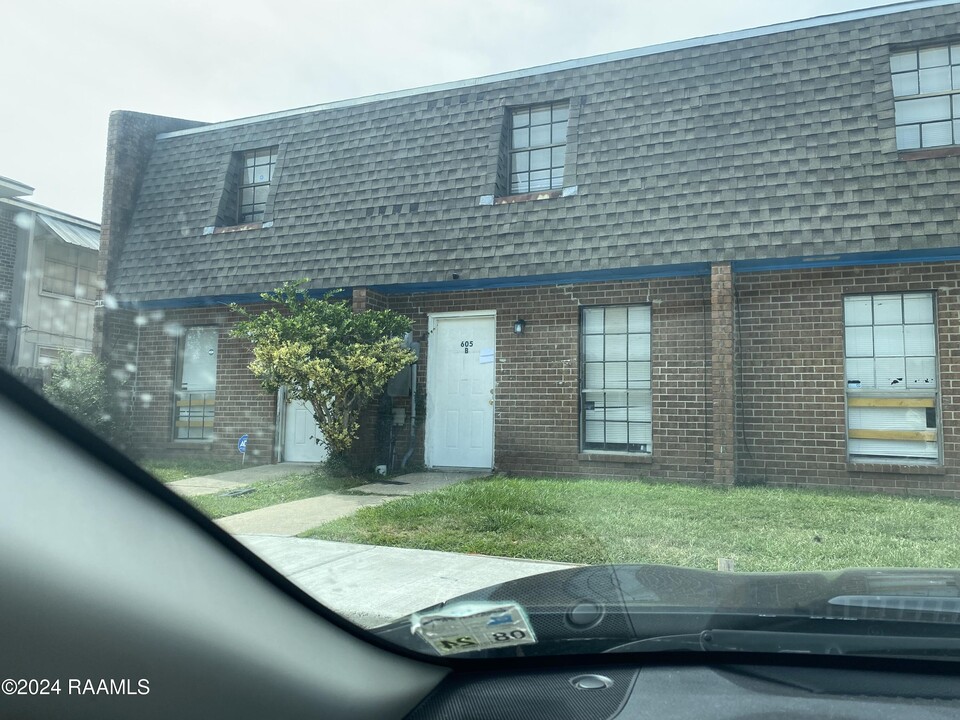 605 Marigny Cir in Duson, LA - Building Photo