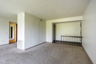 Paddock Village Apartments in Florissant, MO - Foto de edificio - Interior Photo