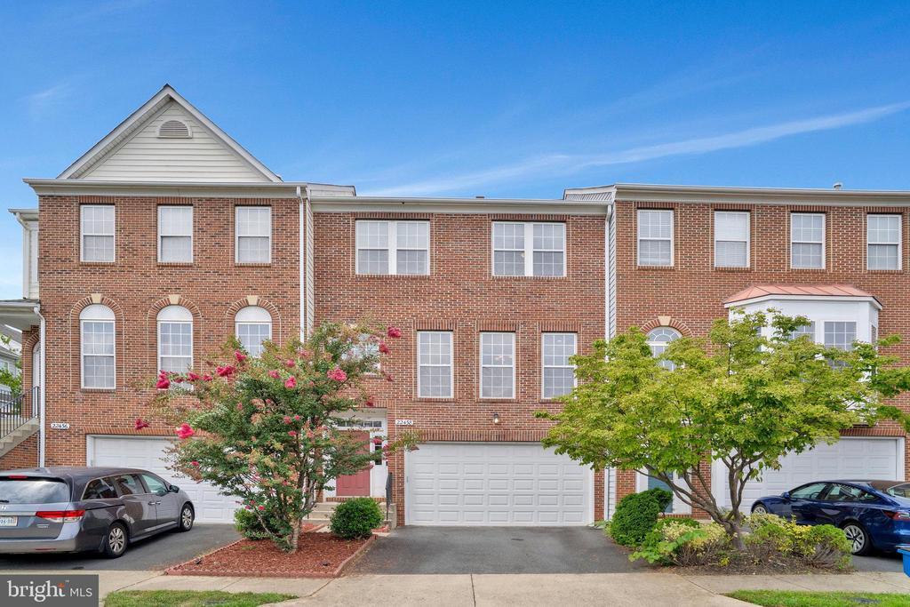 22438 Maison Carree Square in Ashburn, VA - Foto de edificio