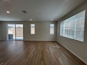 16161 Lozano St in Fontana, CA - Building Photo - Building Photo