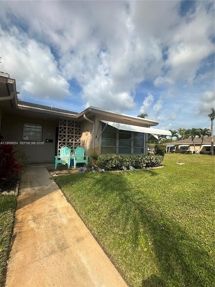 1252 Club Dr W in Delray Beach, FL - Building Photo - Building Photo