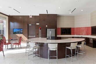 1755 Cres Plz Dr in Houston, TX - Foto de edificio - Building Photo