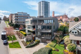 302 N Stadium Way in Tacoma, WA - Building Photo