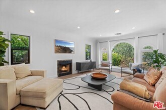 459 Kings Rd in Los Angeles, CA - Building Photo - Building Photo
