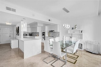 99 SE Mizner Blvd in Boca Raton, FL - Foto de edificio - Building Photo