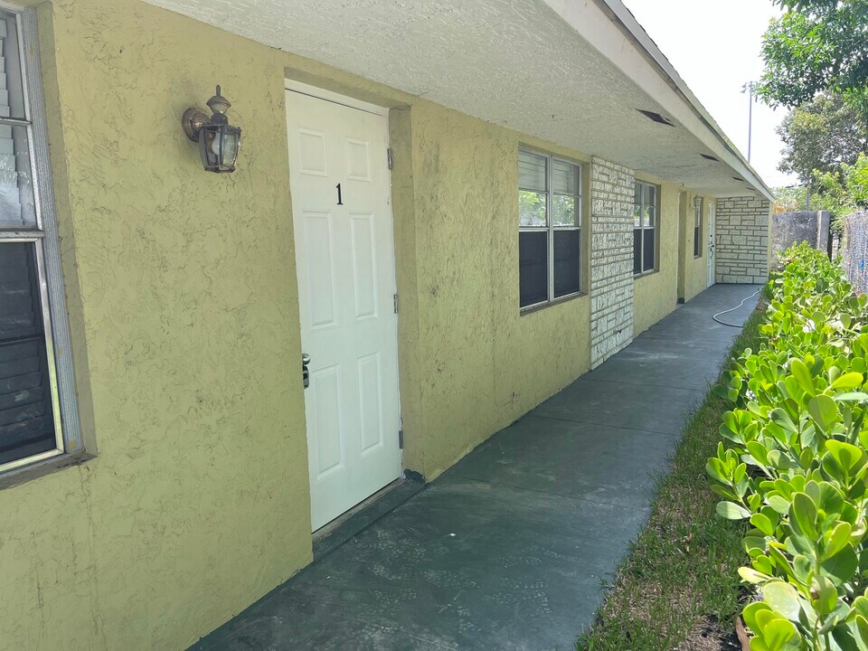 1611 Johnson St in Lake Worth Beach, FL - Building Photo