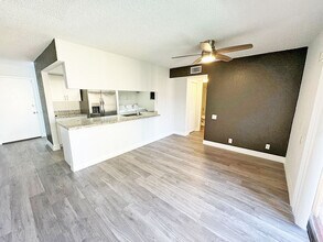 4465 Treehouse Ln in Tamarac, FL - Building Photo - Building Photo