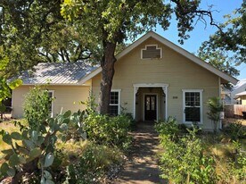 109 W Travis St in Fredericksburg, TX - Building Photo