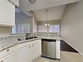 6629 Queensclub Dr in Houston, TX - Foto de edificio - Building Photo